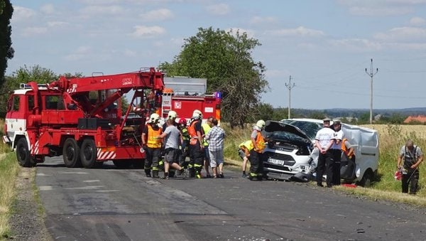 Head-on collision in Golčov Jeníkov leaves 2 dead, 7 injured - Czech Points