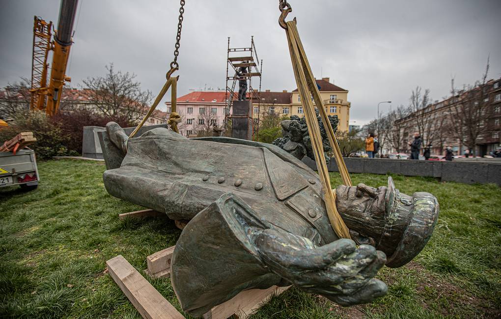 Russia to investigate Czech authorities over removal of Soviet war monument - Czech Points