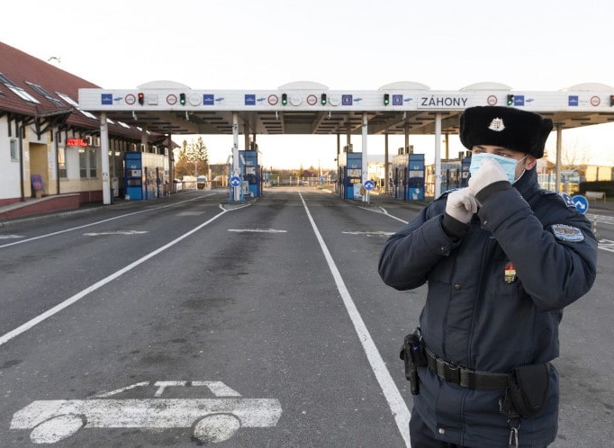 Hungary to close borders to foreigners for 30 days - Czech Points
