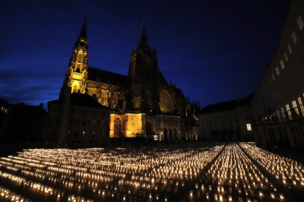 Czechs light nearly 30,000 candles to honor COVID-19 victims - Czech Points
